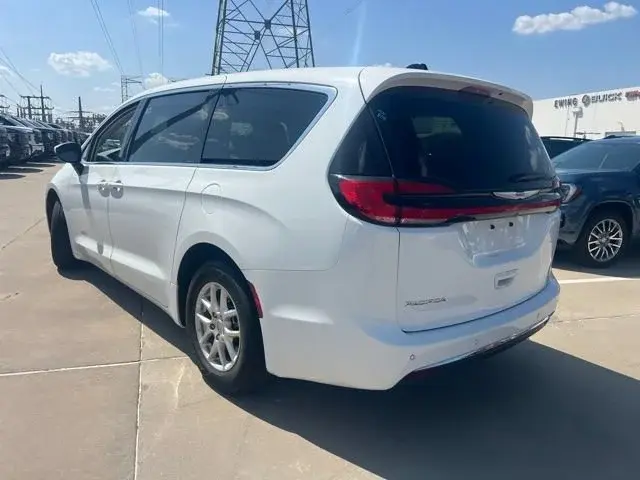 2023 Chrysler Pacifica Touring L photo 3