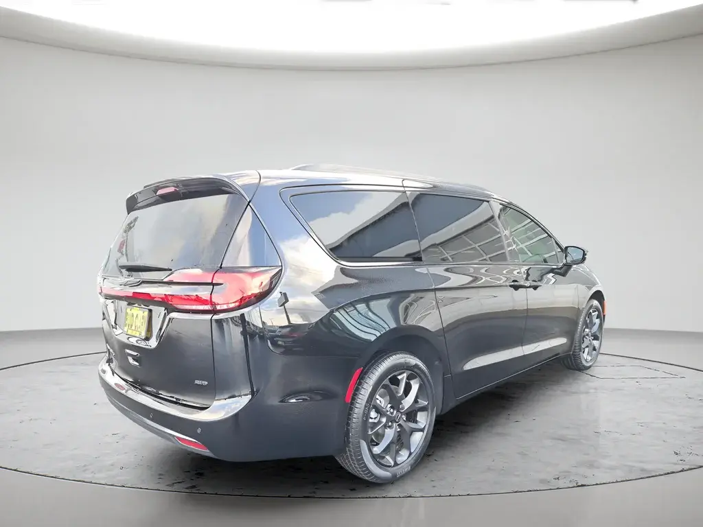 2026 Chrysler Pacifica Select AWD photo 3