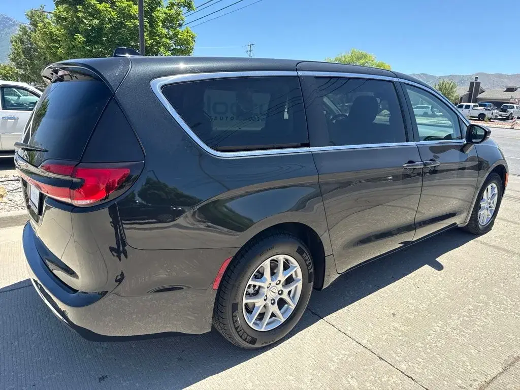 2023 Chrysler Pacifica Touring L photo 3