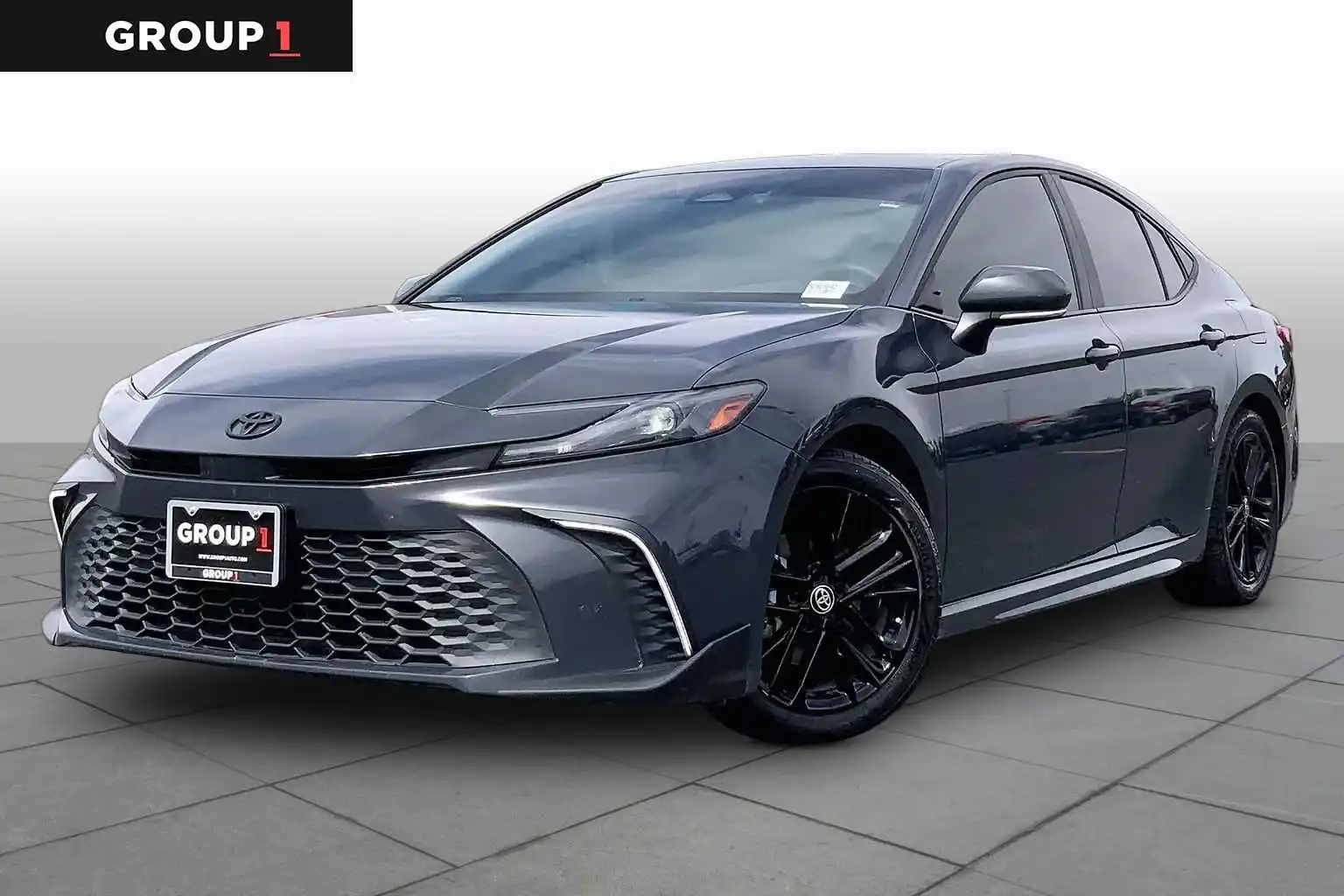 2025 Toyota Camry SE Hybrid's photo