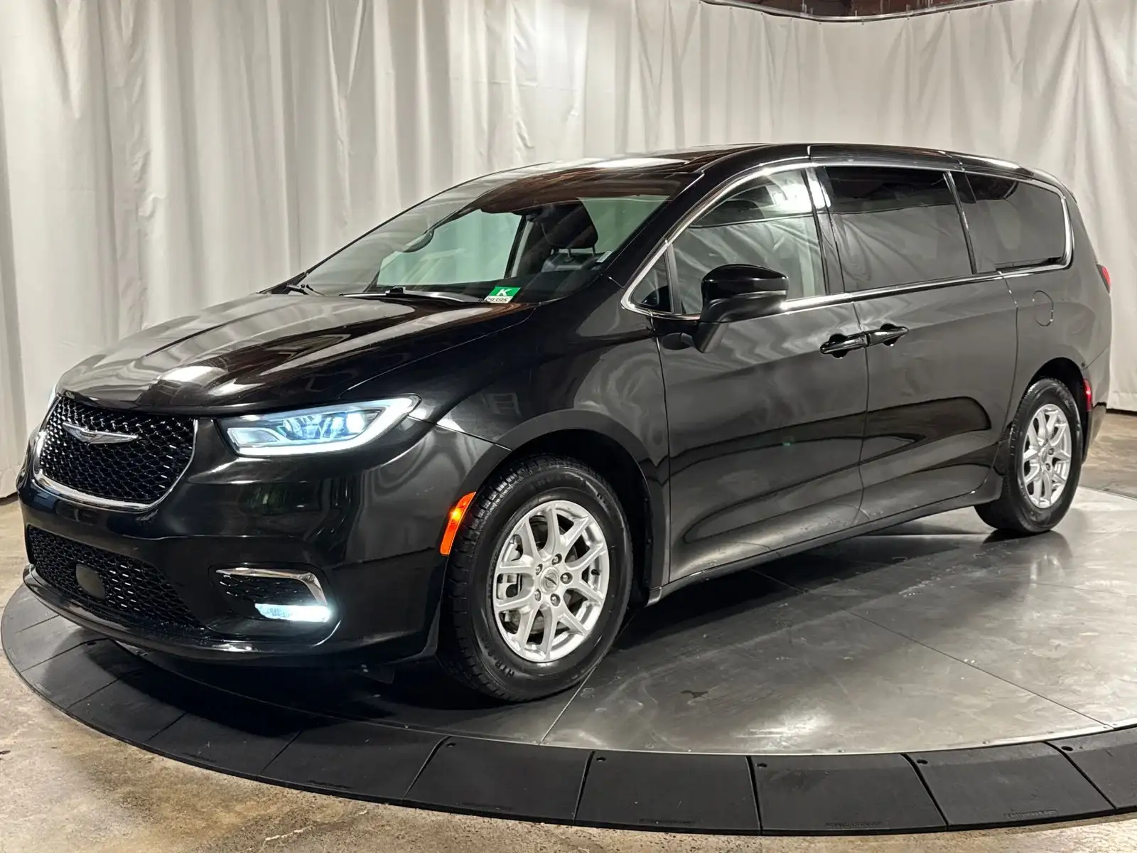 2023 Chrysler Pacifica Touring L's photo