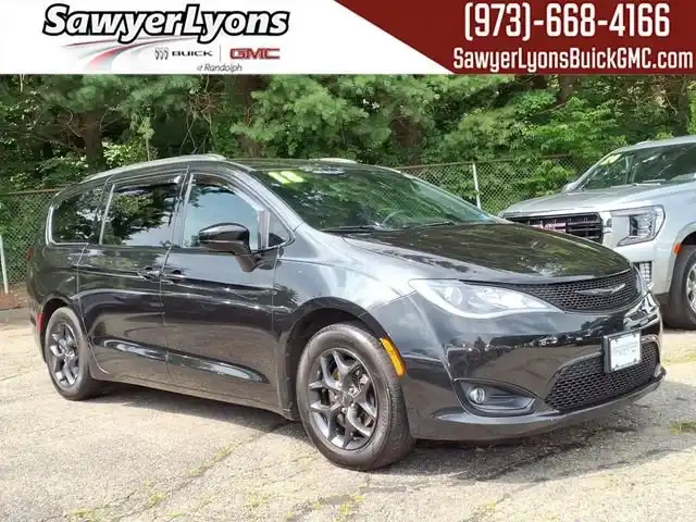 2018 Chrysler Pacifica Touring L Plus's photo