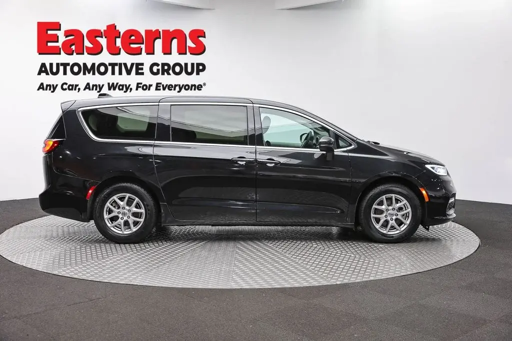 2023 Chrysler Pacifica Touring L photo 4