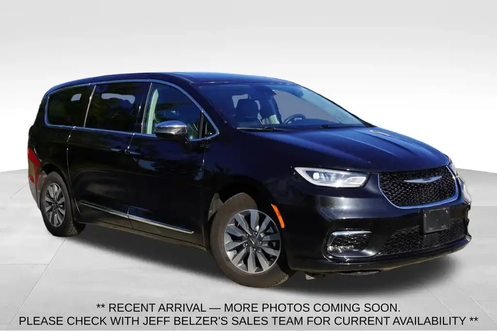 2023 Chrysler Pacifica Hybrid Limited's photo