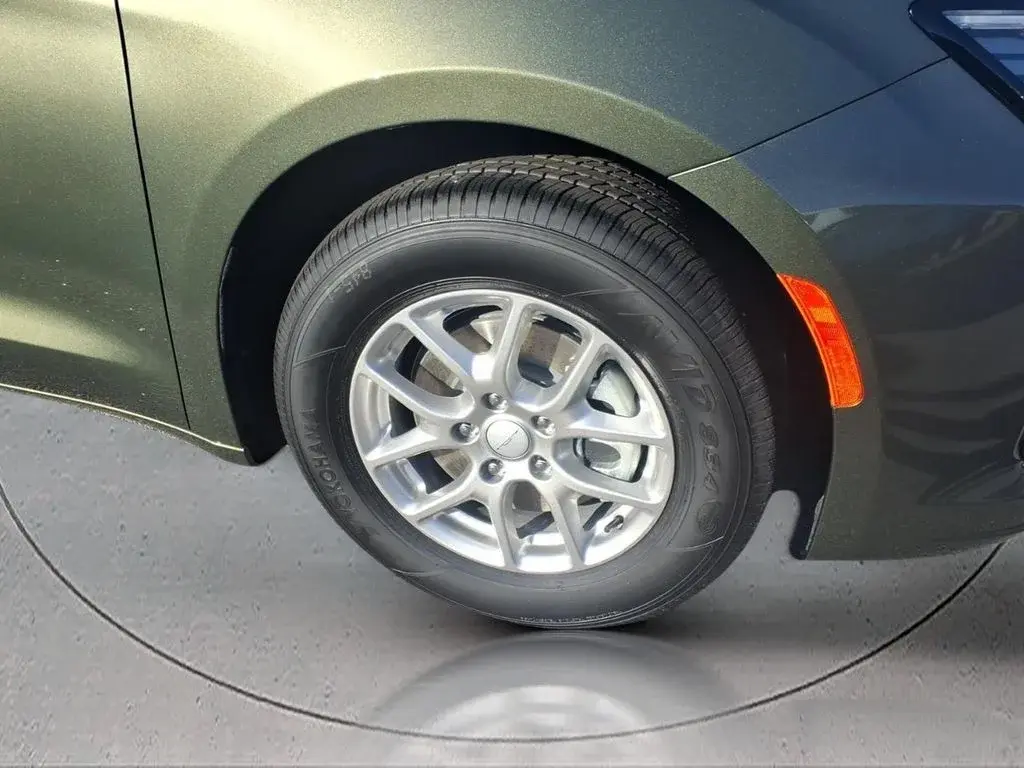 2027 Chrysler Pacifica Select photo 4