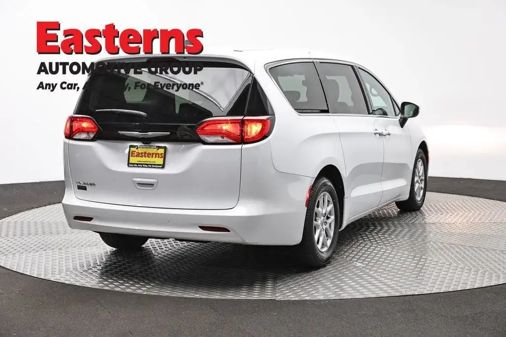 2023 Chrysler Voyager LX photo 4