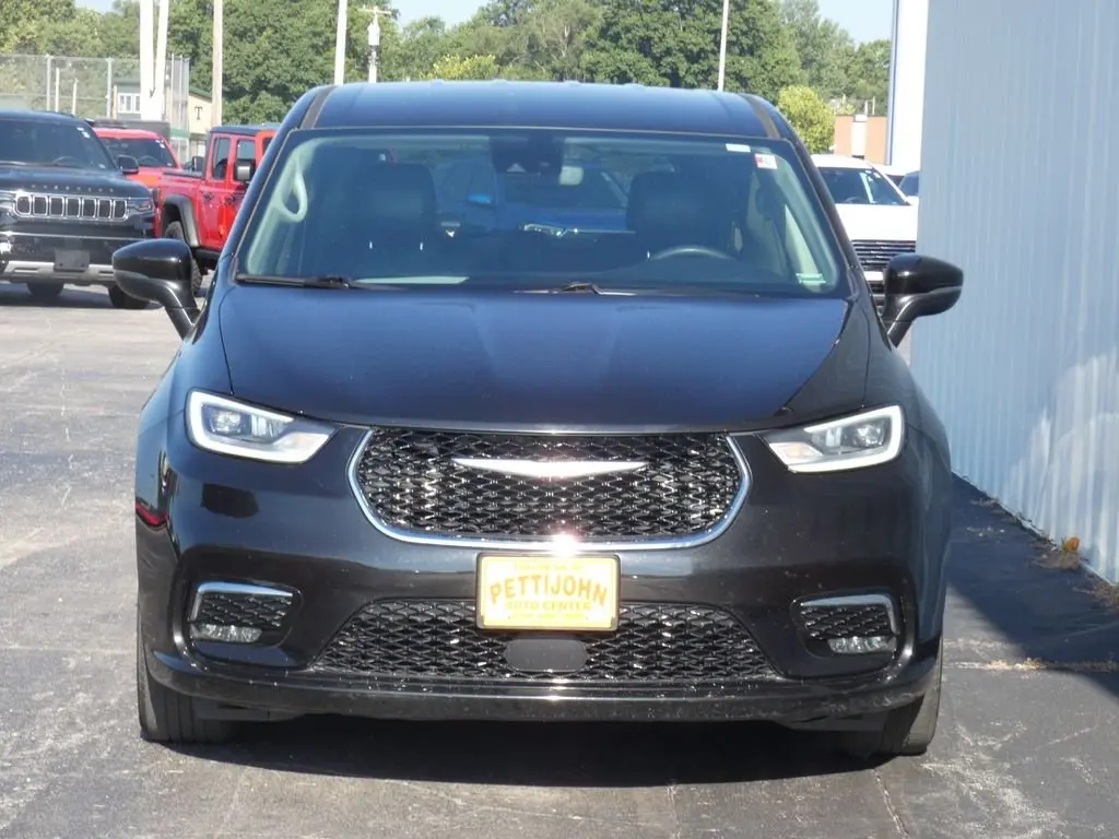 2023 Chrysler Pacifica Touring L photo 4