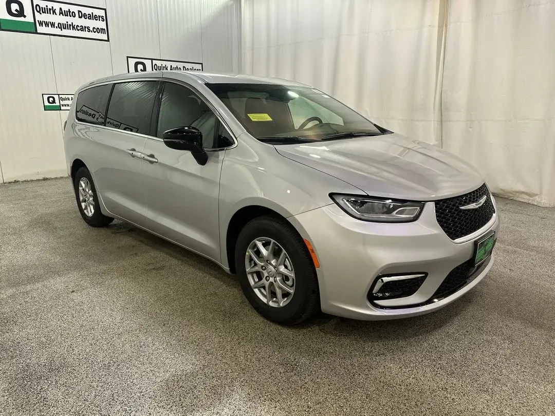 2026 Chrysler Pacifica Select photo 3