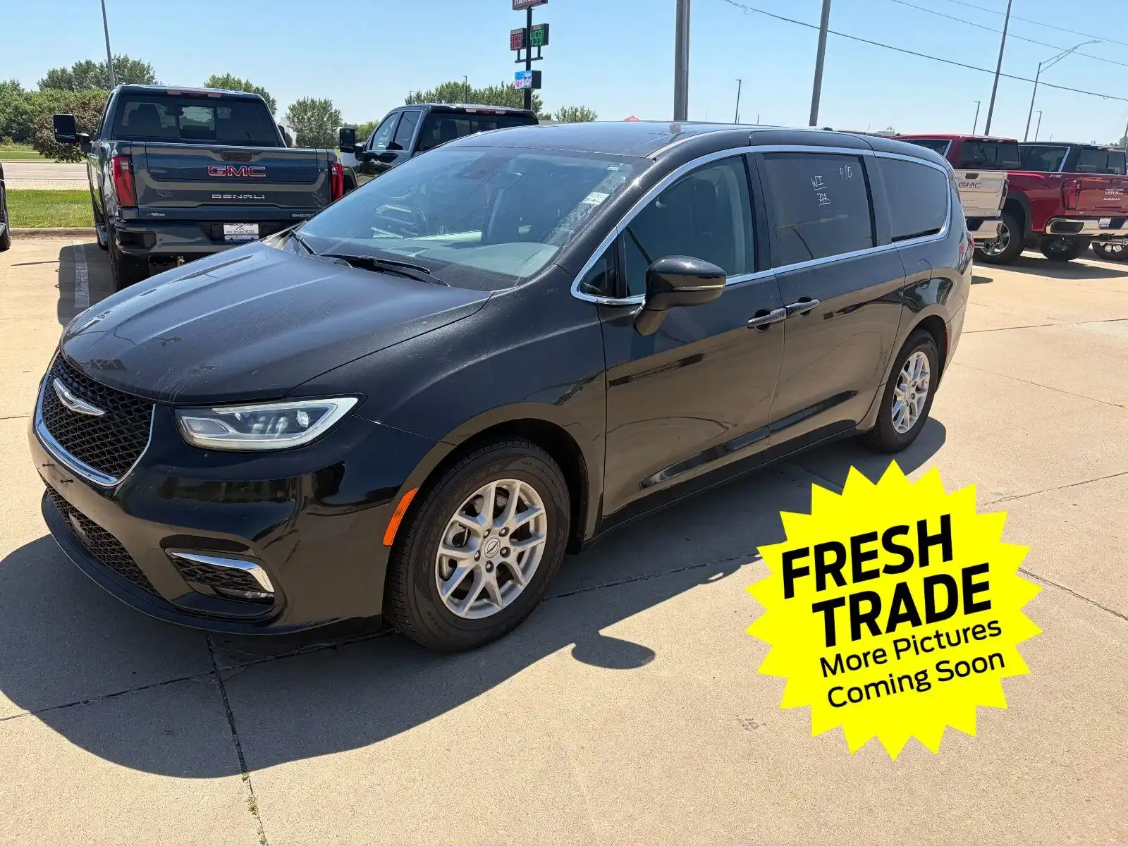 2023 Chrysler Pacifica Touring L's photo