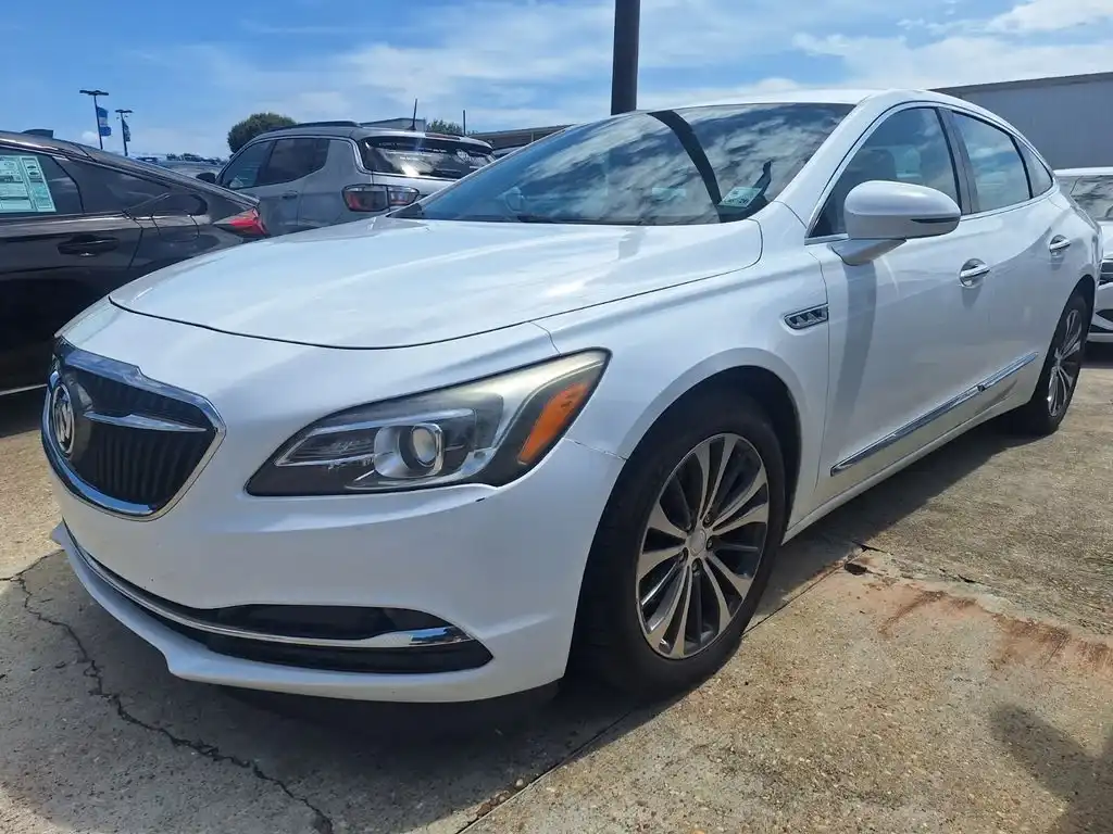 2017 Buick LaCrosse Essence's photo