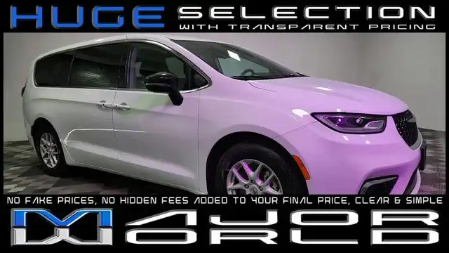 2024 Chrysler Pacifica Touring L's photo