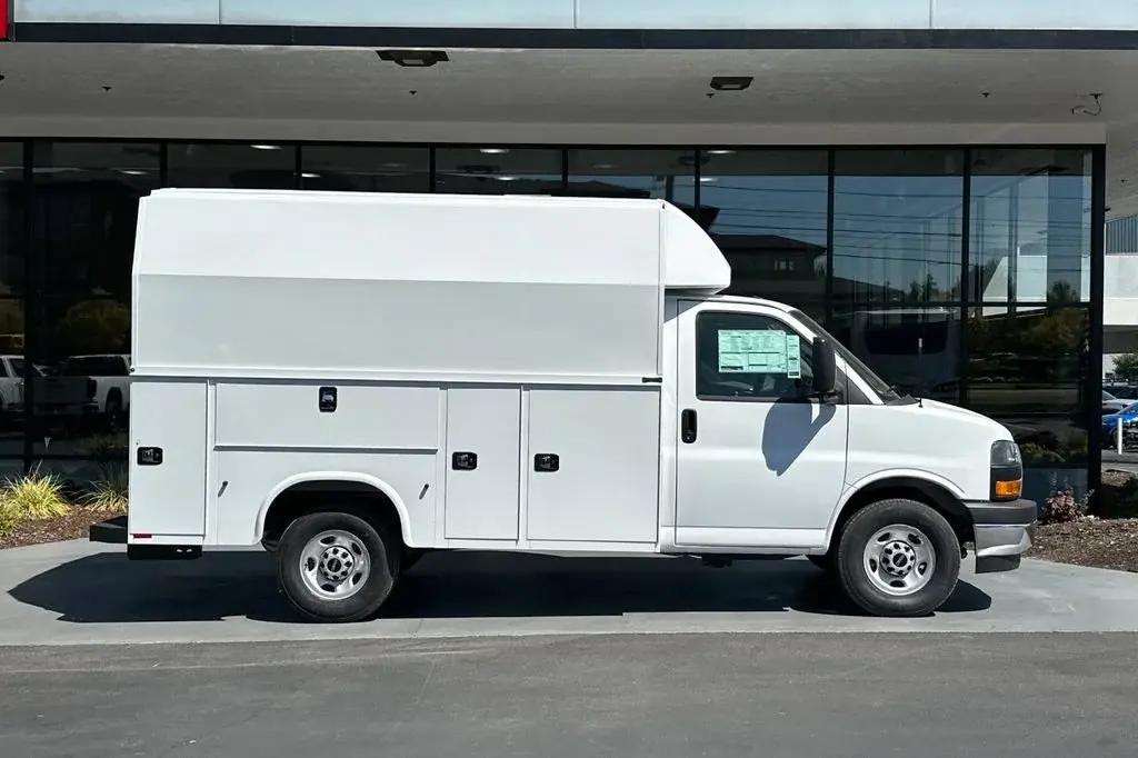 2025 GMC Savana 3500 139 in WB photo 3