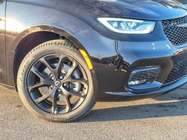 2026 Chrysler Pacifica Limited AWD photo 3