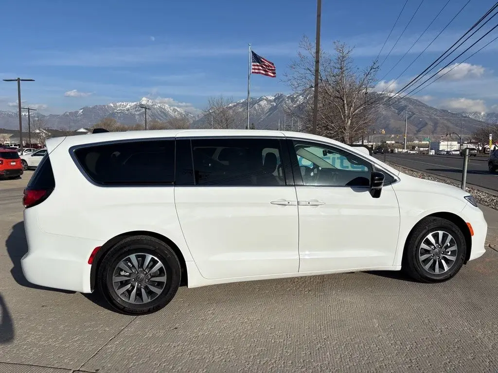 2024 Chrysler Pacifica Hybrid Select PHEV photo 4