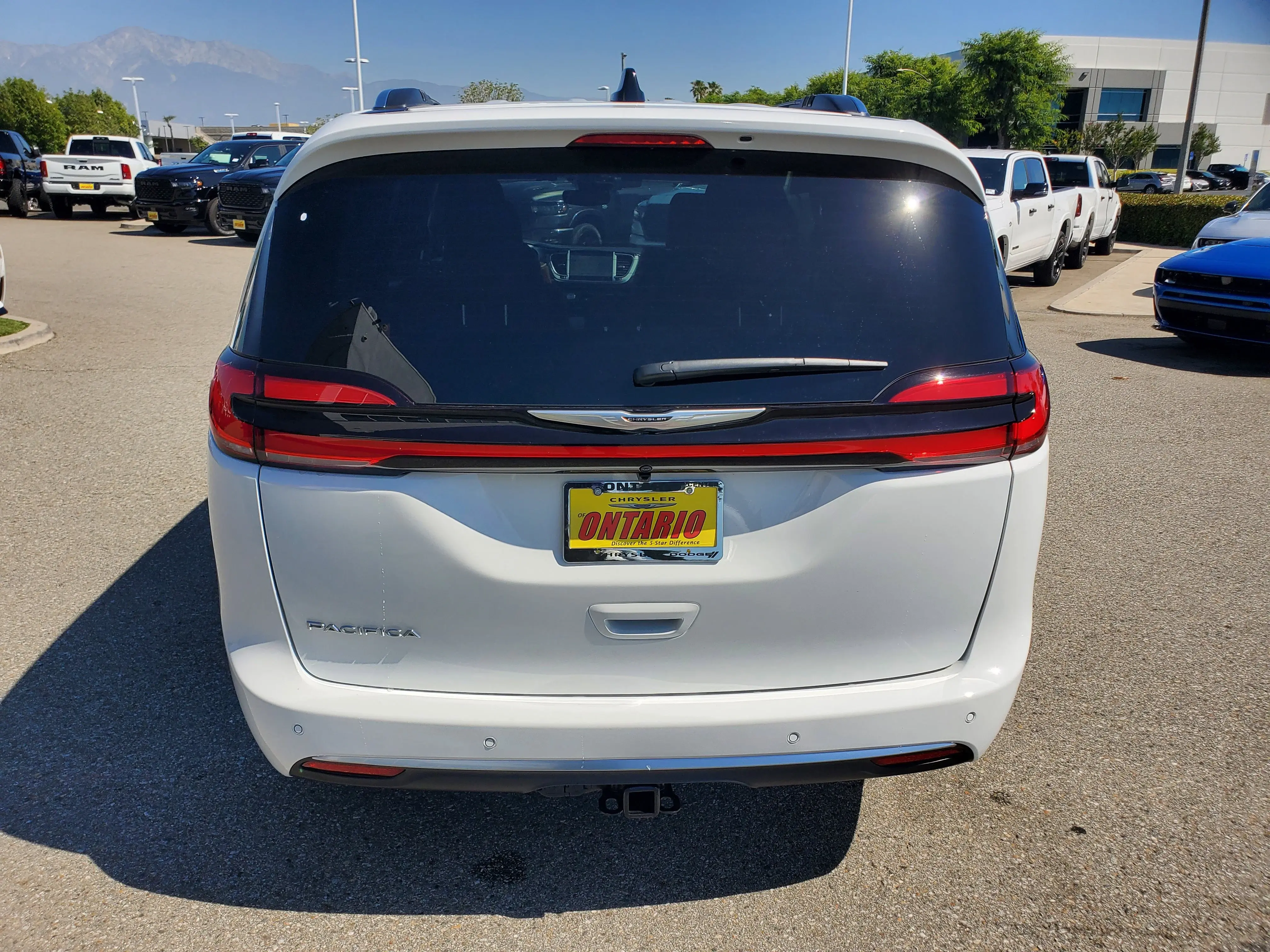2026 Chrysler Pacifica Pinnacle photo 4