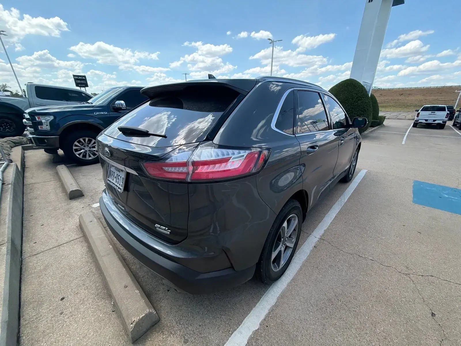 2020 Ford Edge SEL photo 5
