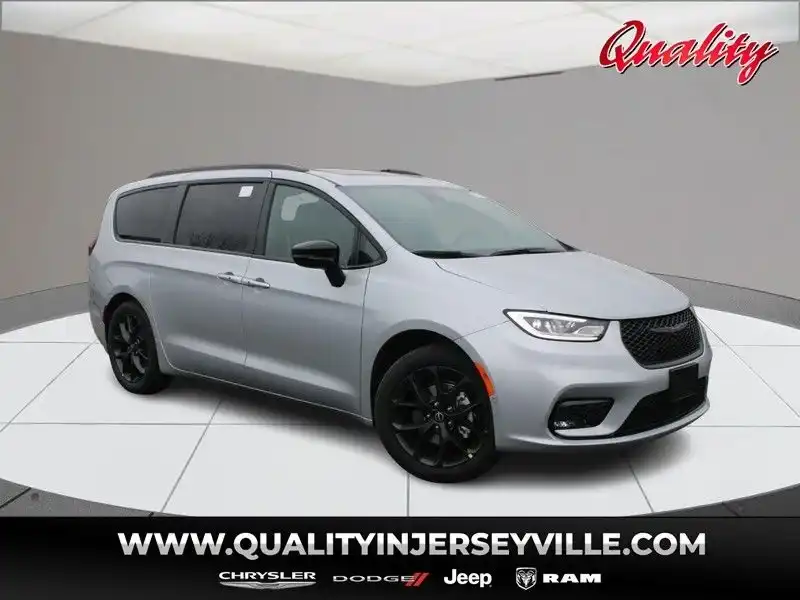 2026 Chrysler Pacifica Limited's photo