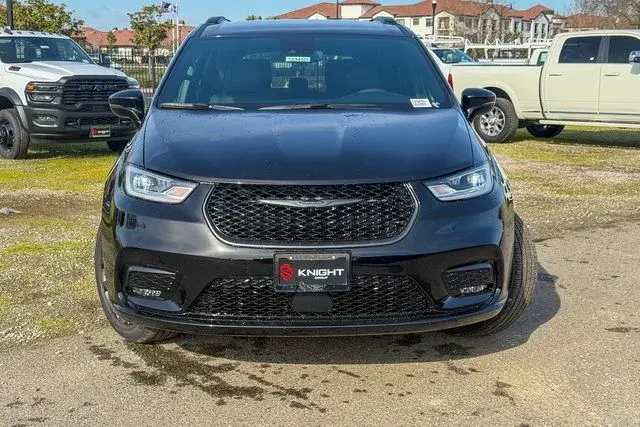 2026 Chrysler Pacifica Select AWD photo 3