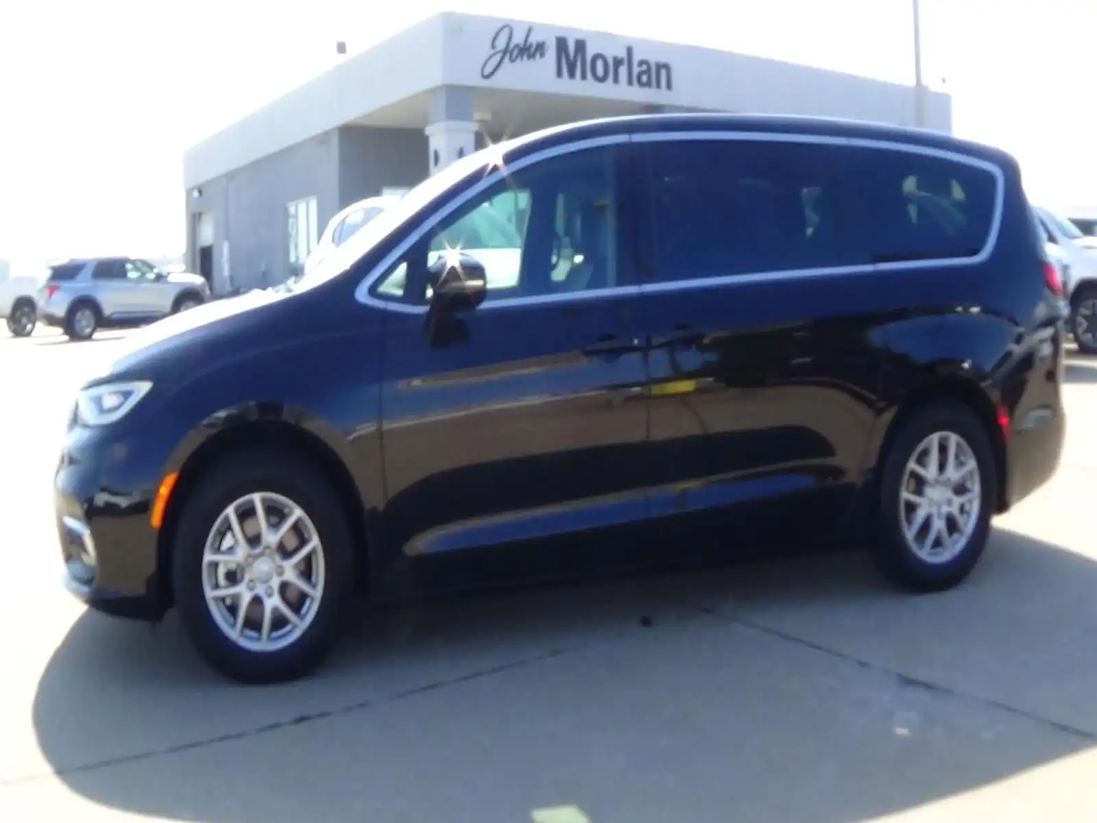 2025 Chrysler Pacifica Select's photo