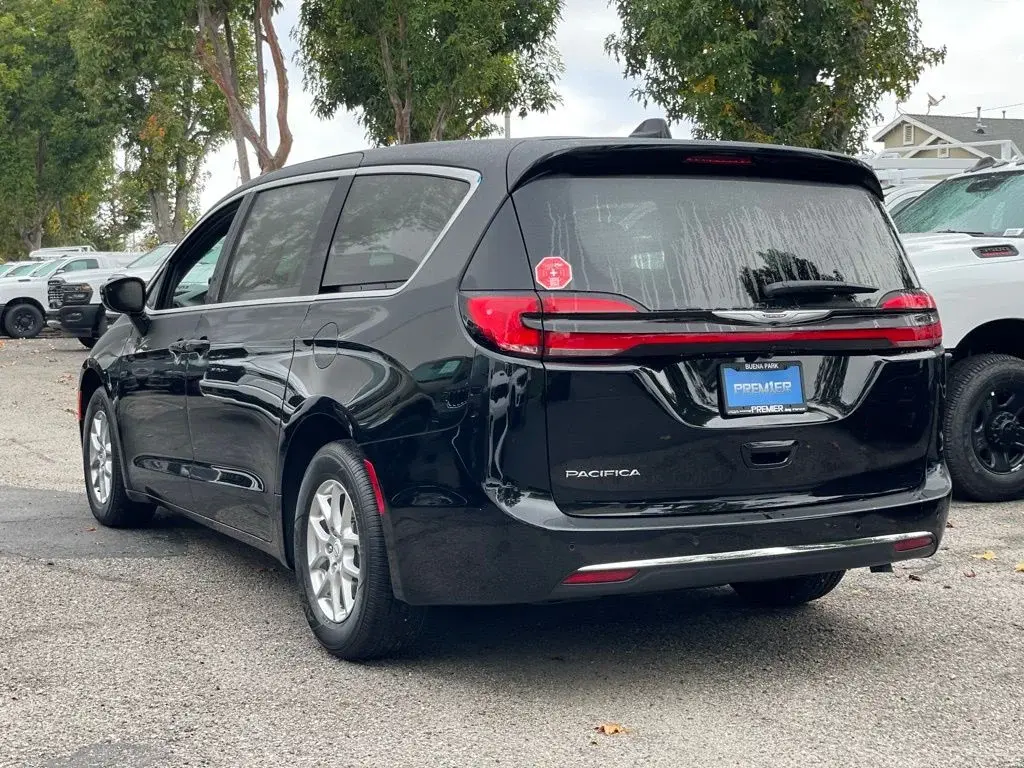 2026 Chrysler Pacifica Select photo 3