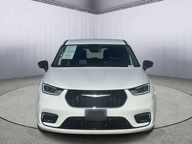 2024 Chrysler Pacifica Hybrid PHEV Select photo 4