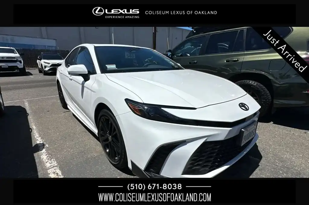 2025 Toyota Camry SE Hybrid's photo