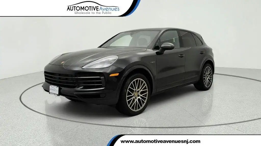 2022 Porsche Cayenne Platinum Edition E-Hybrid's photo