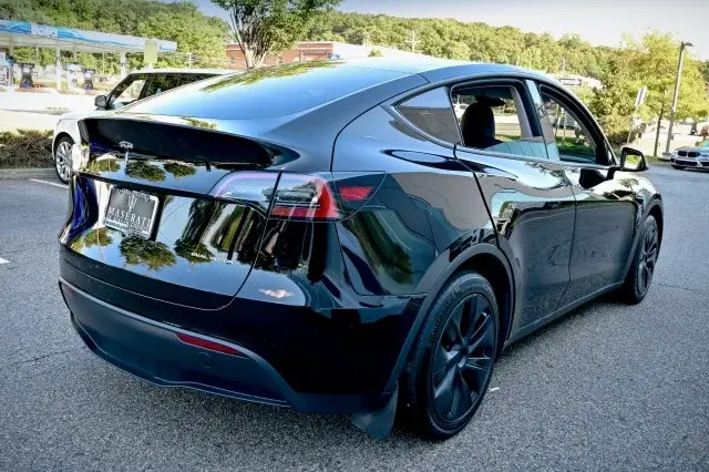2025 Tesla Model Y Long Range Dual Motor AWD photo 5