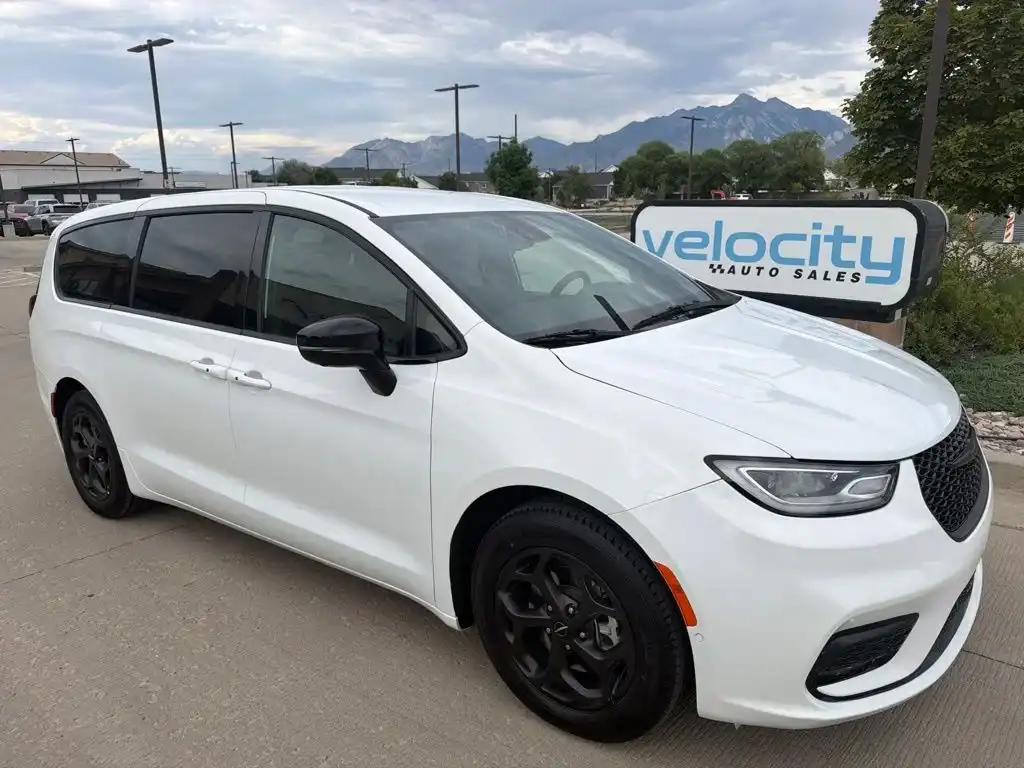 2024 Chrysler Pacifica Hybrid Select S-Appearance PHEV's photo