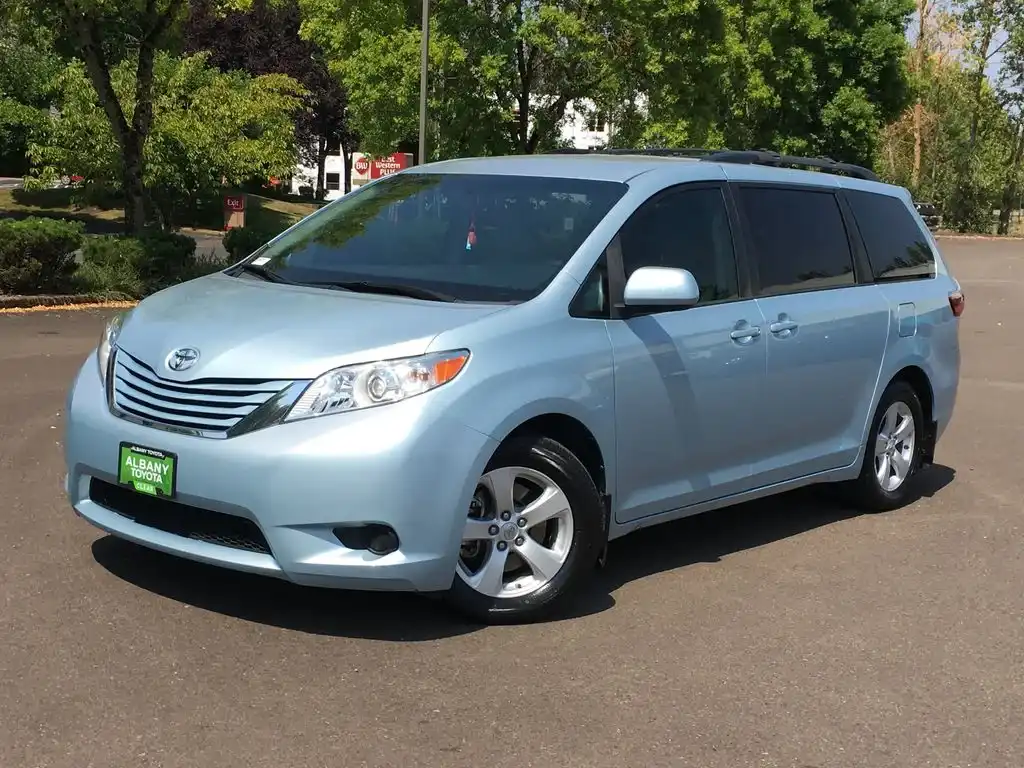 2017 Toyota Sienna LE V6 7-Passenger Access Seat's photo