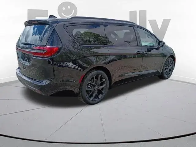 2026 Chrysler Pacifica Select photo 5