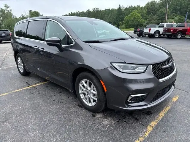 2023 Chrysler Pacifica Touring L photo 3