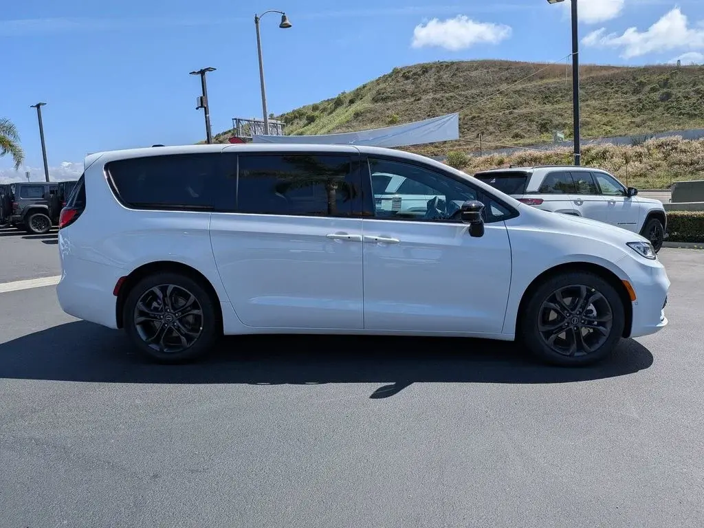 2026 Chrysler Pacifica Select photo 4