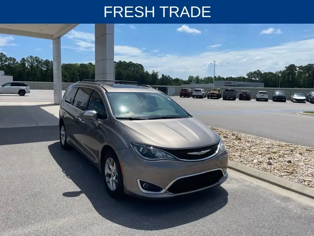 2017 Chrysler Pacifica Limited's photo