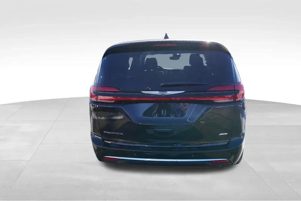 2026 Chrysler Pacifica Select AWD photo 4