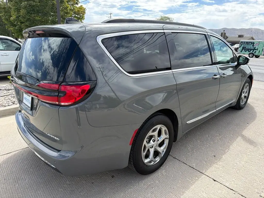 2023 Chrysler Pacifica Limited photo 3