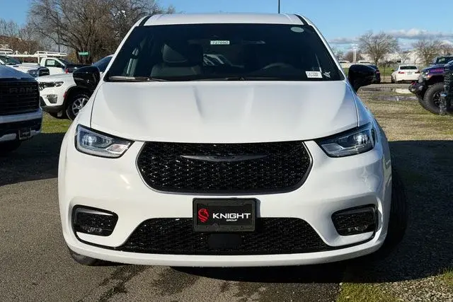 2026 Chrysler Pacifica Select AWD photo 3