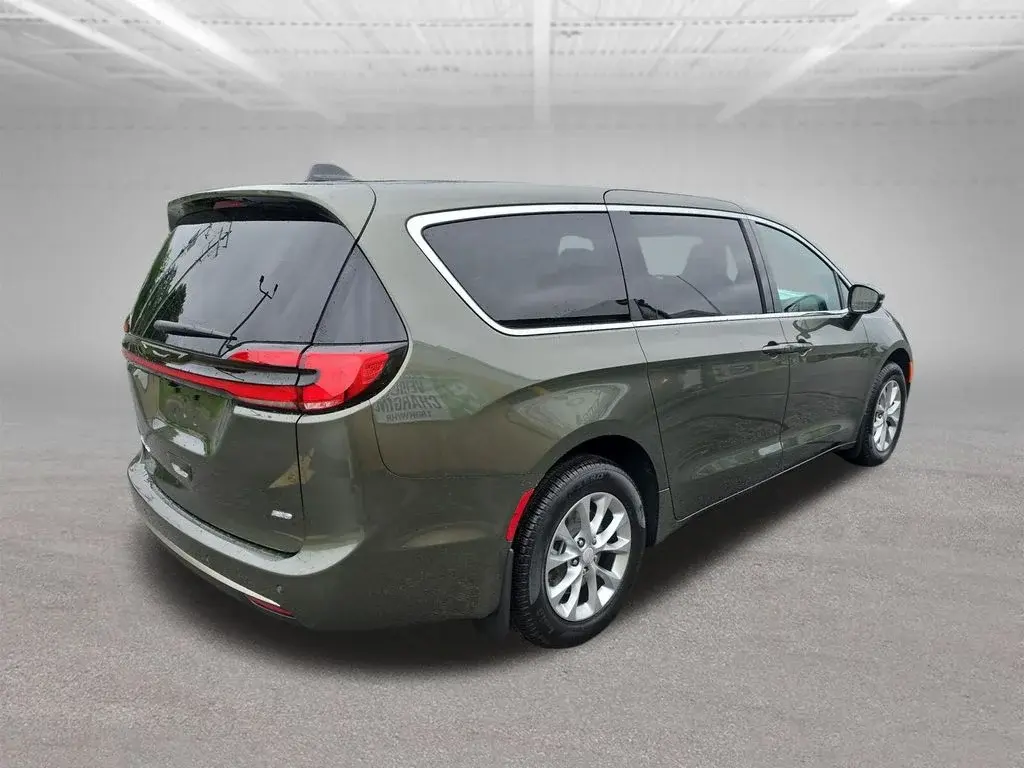 2027 Chrysler Pacifica Select AWD photo 5