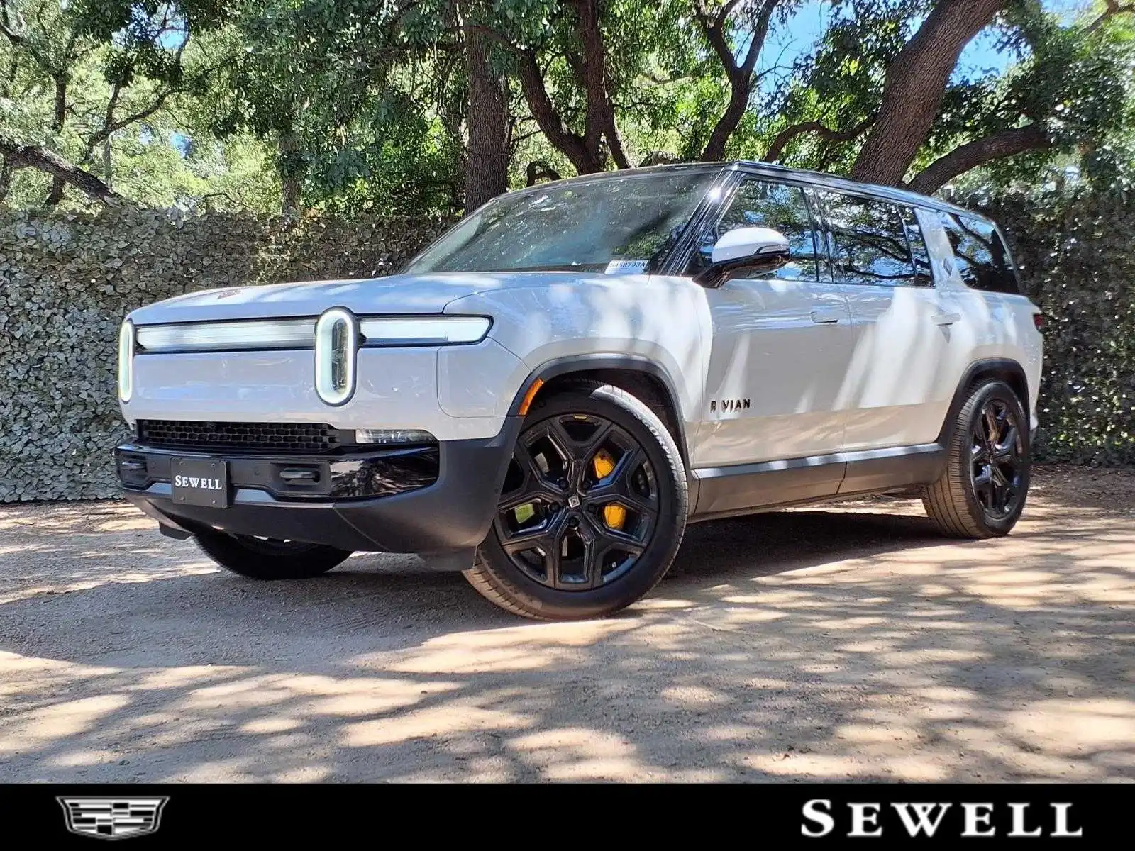 2025 Rivian R1S Ascend Tri Max's photo