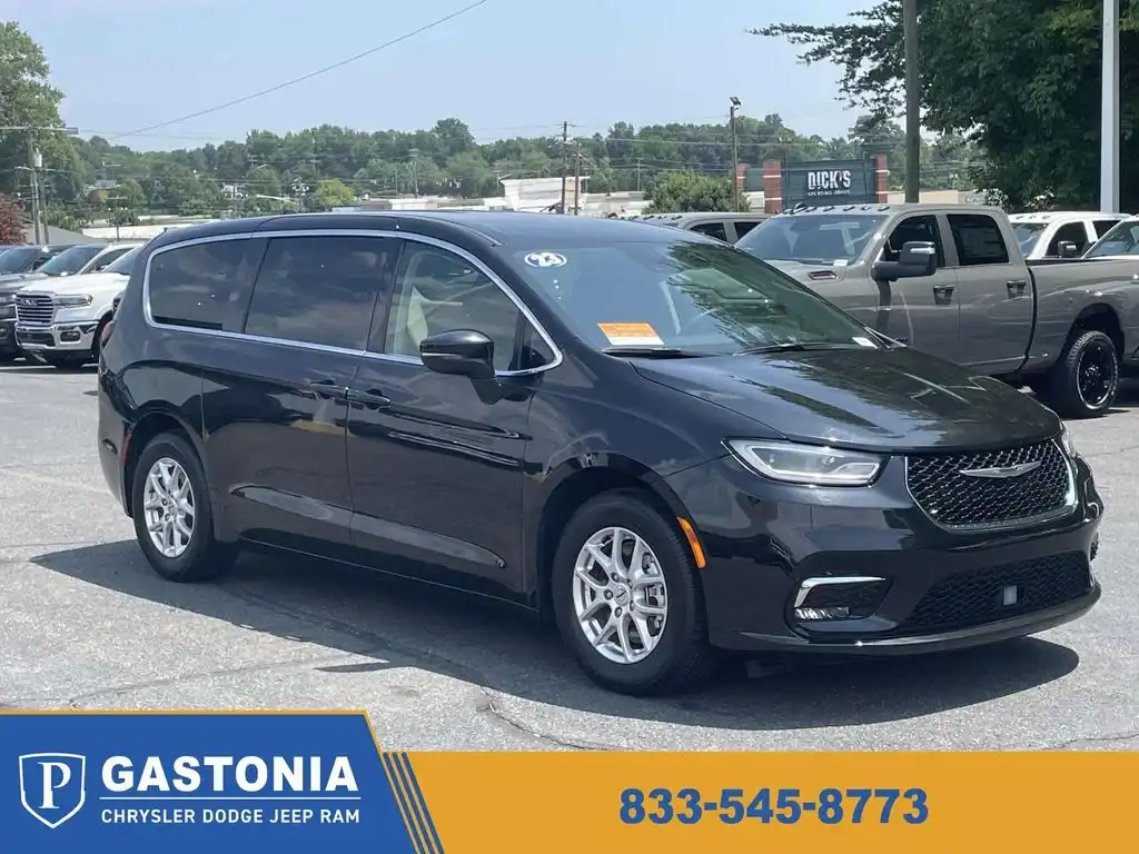 2023 Chrysler Pacifica Touring L's photo
