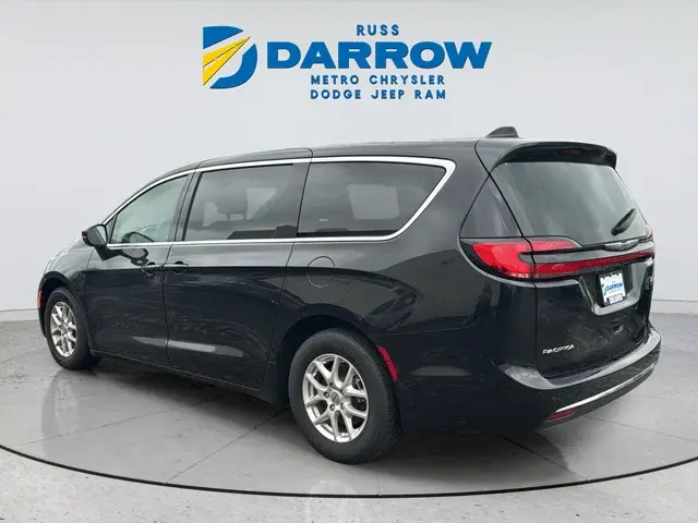 2023 Chrysler Pacifica Touring L photo 3