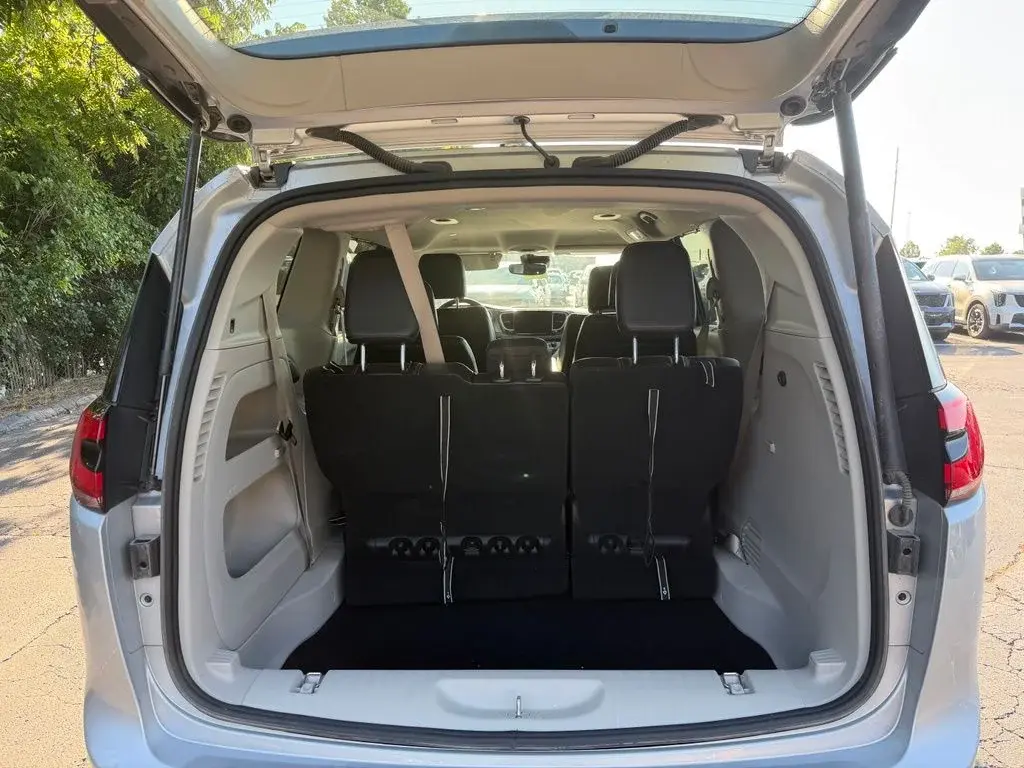 2023 Chrysler Pacifica Touring L AWD photo 4