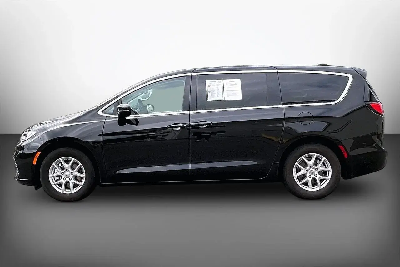 2024 Chrysler Pacifica Touring L photo 5