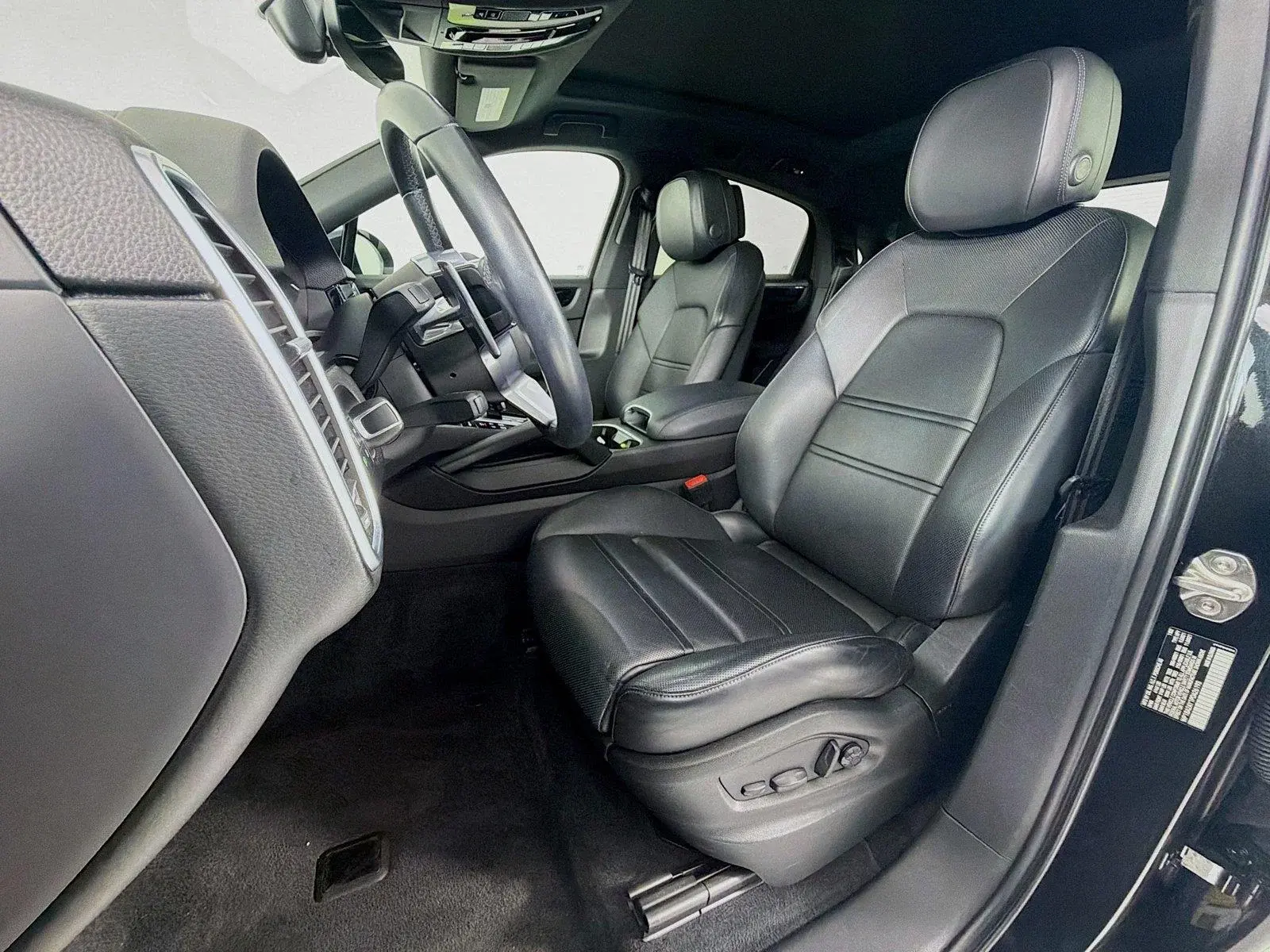 2023 Porsche Cayenne Base photo 5