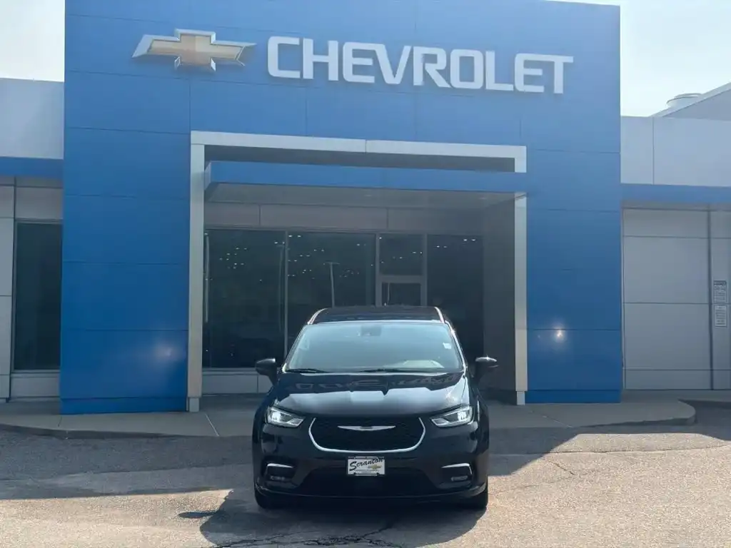 2023 Chrysler Pacifica Touring L's photo