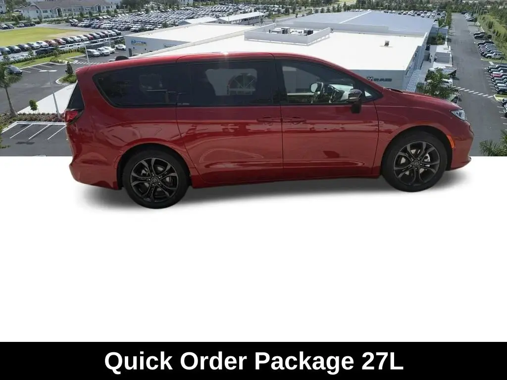 2026 Chrysler Pacifica Select photo 3