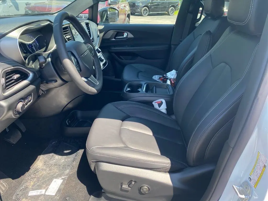 2027 Chrysler Pacifica Select photo 5
