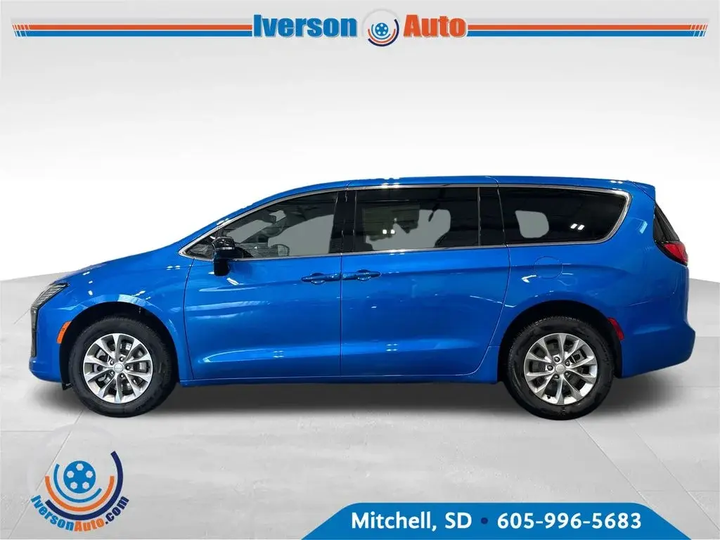 2027 Chrysler Pacifica Select AWD photo 5