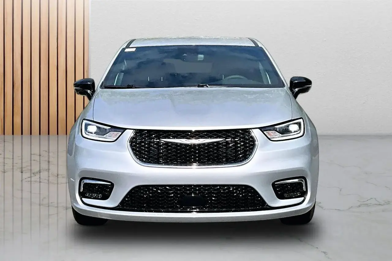 2026 Chrysler Pacifica Select photo 3