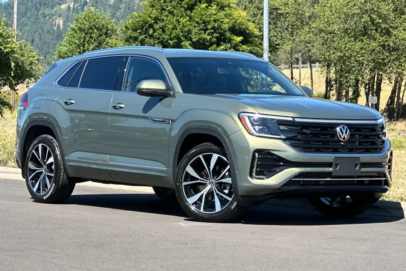 2026 Volkswagen Atlas Cross Sport 2.0T SEL Premium R-Line 4MOTION's photo